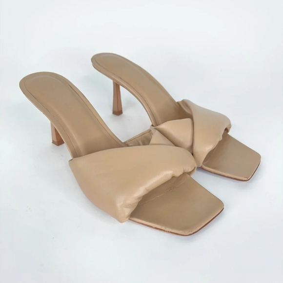Studio Amelia Heels Twist Front Beige Puffy Neutral Leather Square Toe Size 7 - Picture 1 of 12